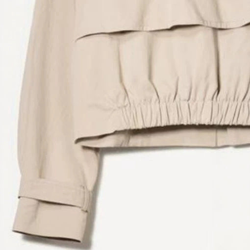 Damen Kurzschnitt Trenchcoat mit doppelreihiger Knopfleiste und Epauletten Nord Taschen