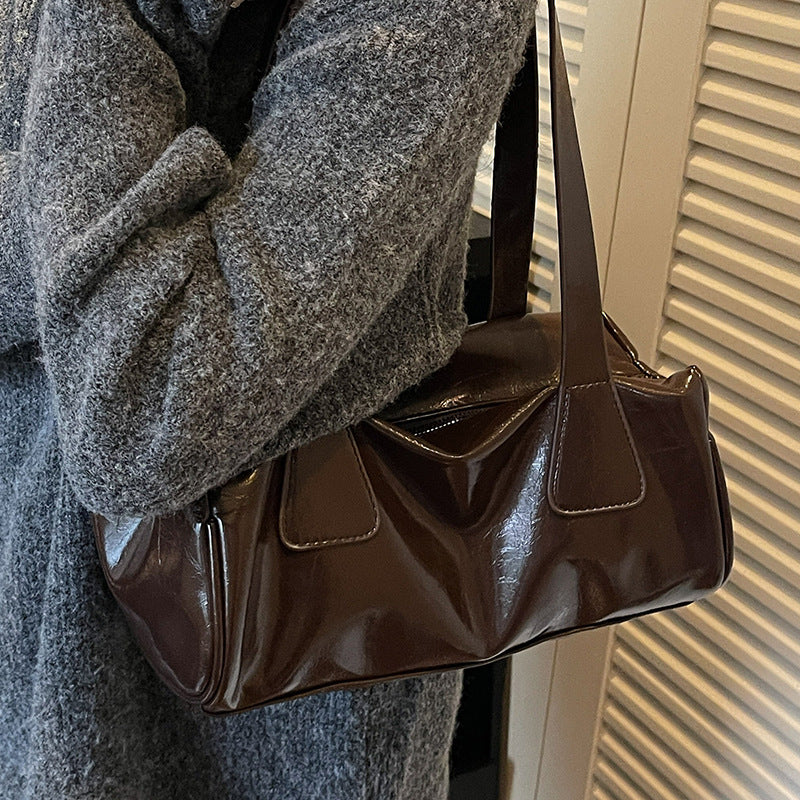 Damen Handtasche mit eleganter glänzender Oberfläche und praktischen Fächern Nord Taschen