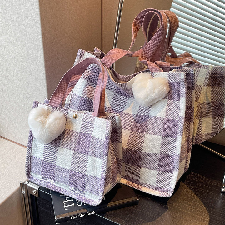 Damen Tragetasche mit lässiger Karomusterung und verspieltem Herzanhänger Nord Taschen