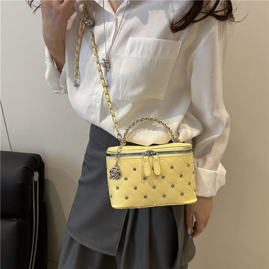 Damen stilvolle Handtasche mit ausgestelltem Design und Kettenverzierung Nord Taschen