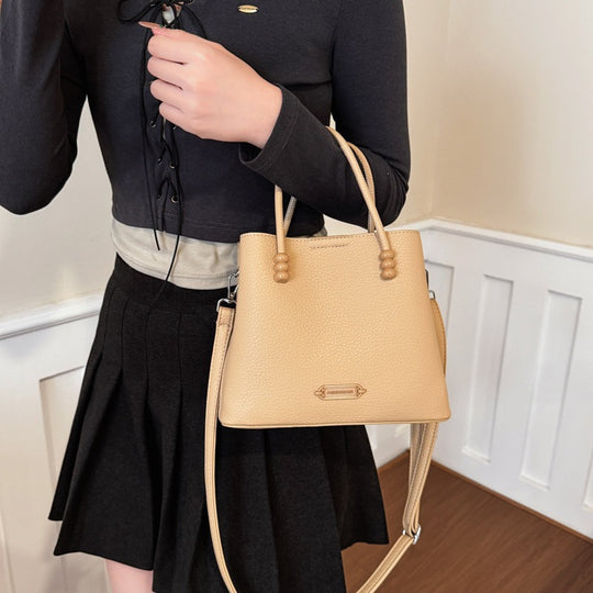 Damen elegante Hobo-Tasche aus geschmeidigem Kunstleder mit strukturierten Akzenten Nord Taschen