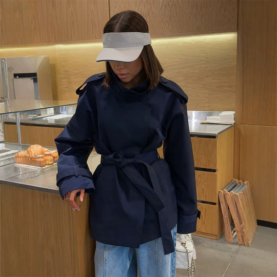Damen Kurztrenchcoat mit Bindegürtel, hohem Stehkragen und Schulterklappen Nord Taschen
