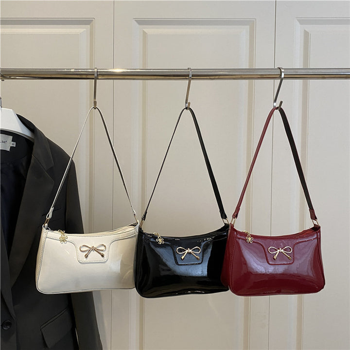 Damen elegante Umhängetasche mit schimmerndem Lackfinish und dekorativem Schleifenakzent Nord Taschen