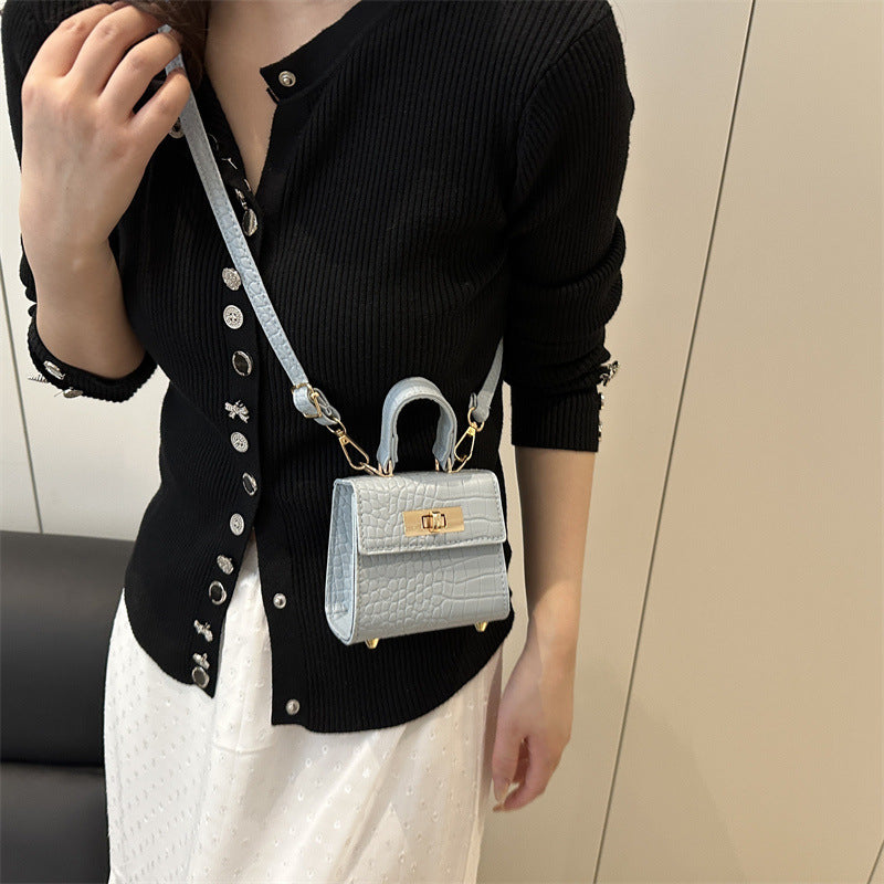 Damen Mini-Tasche mit edler Kroko-Optik und goldenen Akzenten Nord Taschen