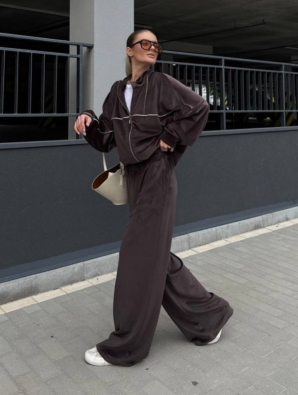 Damen moderne Velours-Zweiteiler mit kurzem Stehkragen-Zip und fließender hochgeschnittener Palazzohose Nord Taschen