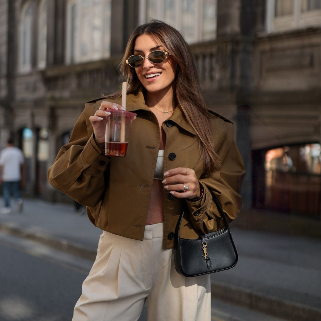 Damen Kurze Boxy‑Trenchjacke mit Faltenblende und Epauletten Nord Taschen
