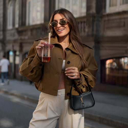 Damen Kurze Boxy‑Trenchjacke mit Faltenblende und Epauletten Nord Taschen
