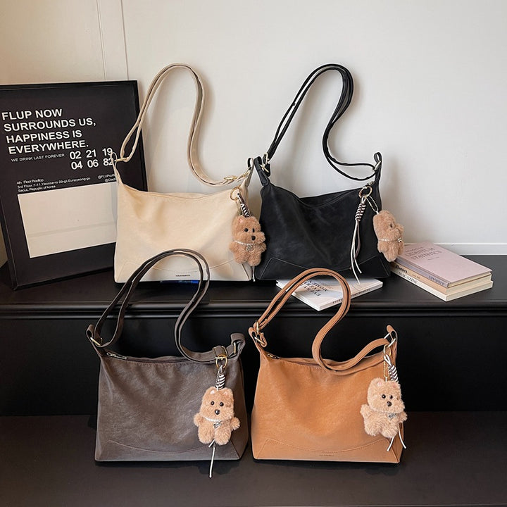 Damen Schultertasche mit charmantem Plüschanhänger Nord Taschen