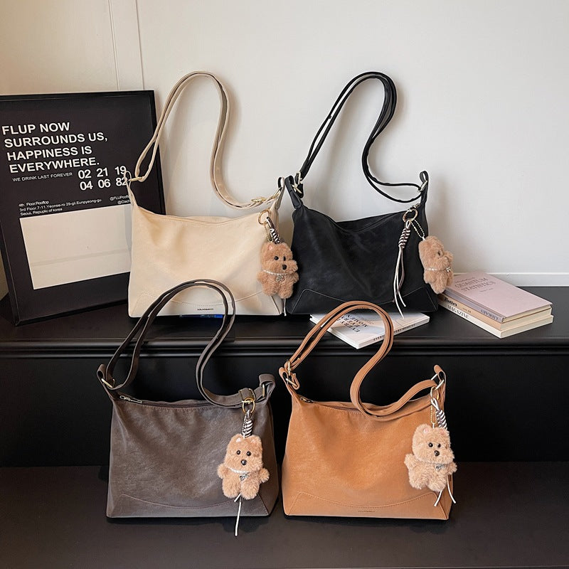 Damen Schultertasche mit abnehmbarem Plüschanhänger Nord Taschen