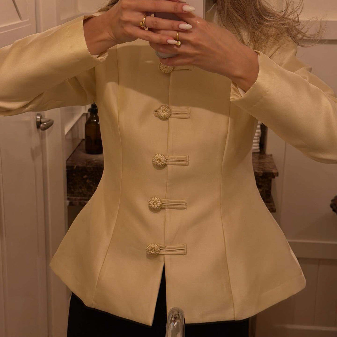 Damen Taillierter Satinblazer mit Stehkragen, Zierkordel‑Knöpfen und Schößchen Nord Taschen
