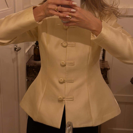 Damen Taillierter Satinblazer mit Stehkragen, Zierkordel‑Knöpfen und Schößchen Nord Taschen