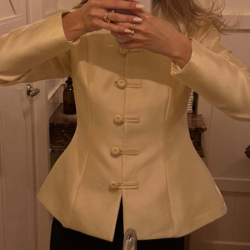 Damen Taillierter Satinblazer mit Stehkragen, Zierkordel‑Knöpfen und Schößchen Nord Taschen