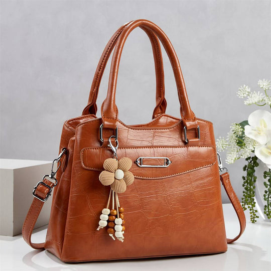 Damen Handtasche mit stilvollem Kroko-Design und abnehmbarem Blumenanhänger Nord Taschen