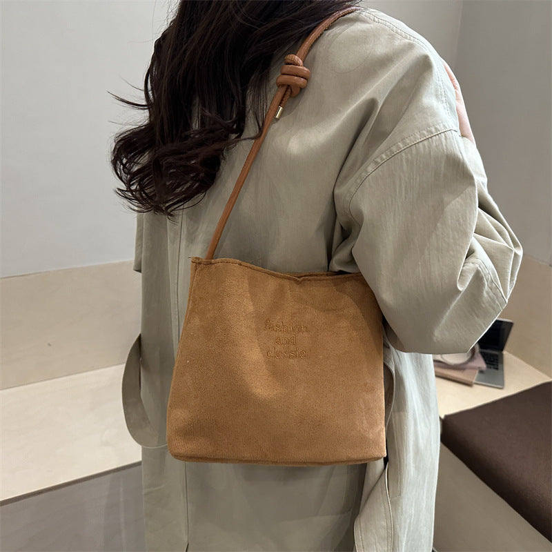 Damen elegante Wildleder-Handtasche mit modischen Akzenten Nord Taschen