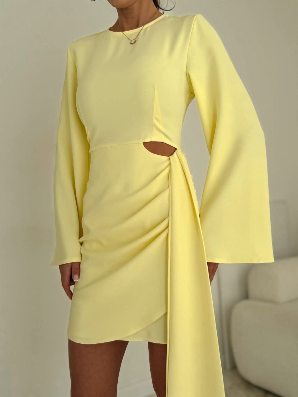 Damen Elegantes Wickel‑Minikleid mit seitlicher Tailleöffnung, weiten Trompetenärmeln und drapierter Taillenpartie Nord Taschen