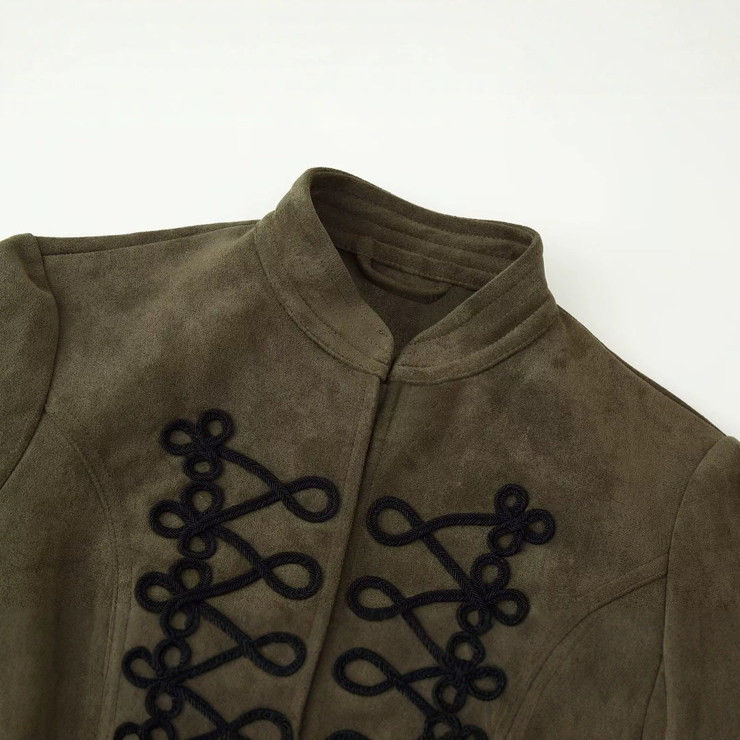 Damen Kurz geschnittene Wildlederjacke im Military‑Look mit Stehkragen und dekorativer Kordelfrosch‑Applikation Nord Taschen