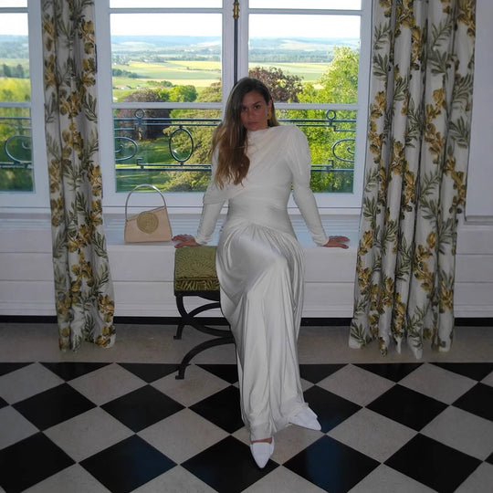Damen Plissiertes Maxi-Abendkleid mit drapierten Schultern und langen Ärmeln Nord Taschen