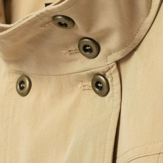 Damen Cropped doppeltreihige Kurzjacke mit Funnel‑Stehkragen und Pattentaschen Nord Taschen