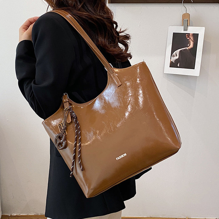 Damen elegante Tote-Handtasche aus hochwertigem Kunstleder mit verspieltem Anhänger Nord Taschen