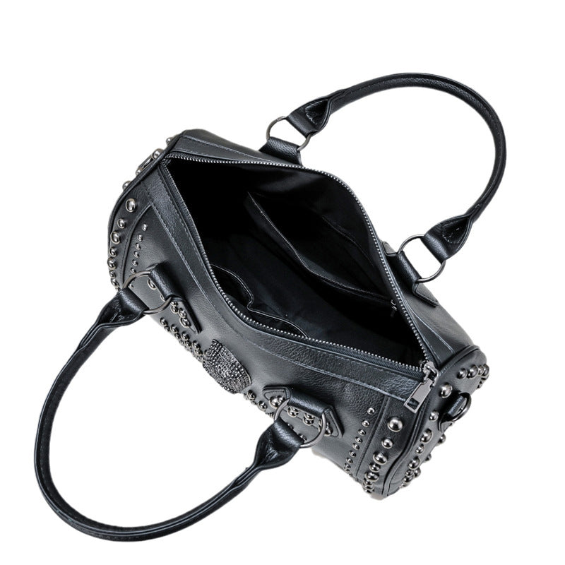 Damen Hobo-Tasche mit modischem Totenkopf-Design und eleganten Nieten Nord Taschen