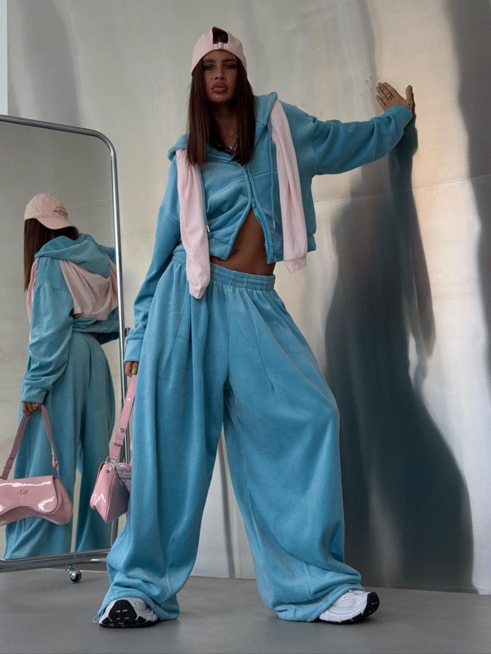 Damen Velours-Set Oversize mit Cropped-Zip-Hoodie und weiter Bundfaltenhose Nord Taschen