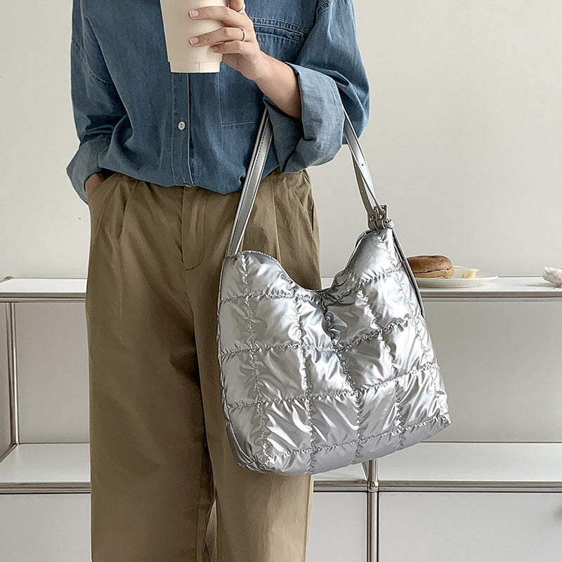 Damen Hobo-Tasche aus glänzendem Kunstleder mit stilvollem Steppmuster Nord Taschen