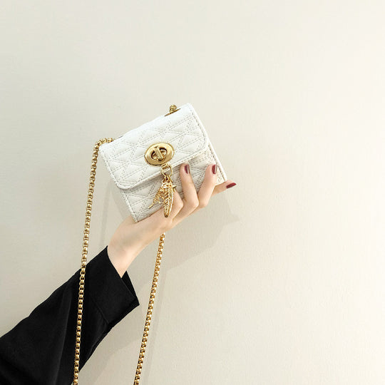 Damen Clutch mit eleganter Steppoptik und dekorativem Kettenriemen Nord Taschen