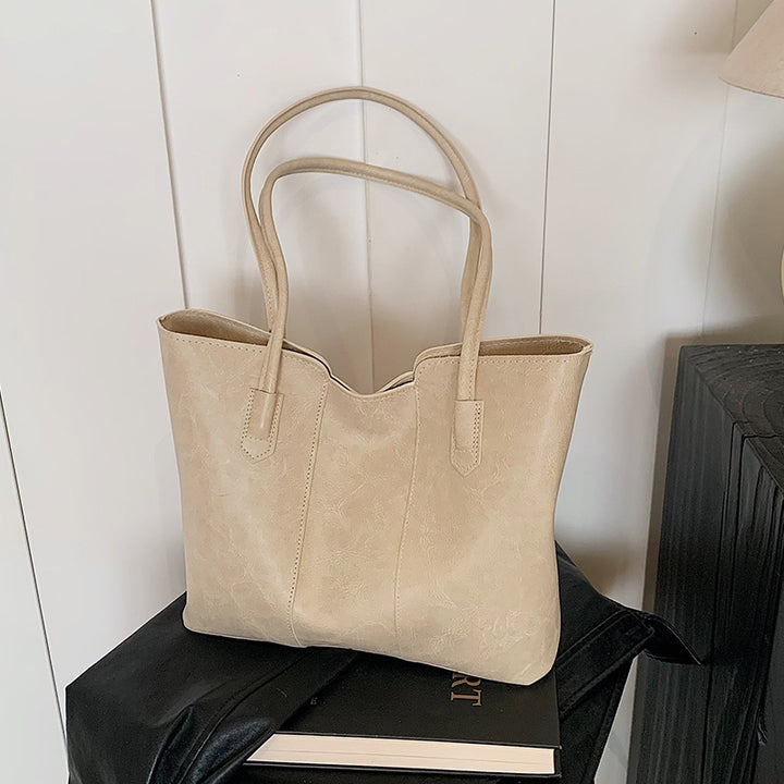 Damen Tasche mit eleganter Struktur und verspieltem Anhänger Nord Taschen