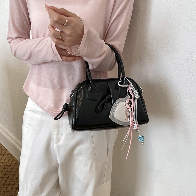 Damen praktische Handtasche mit dekorativem Anhänger Nord Taschen