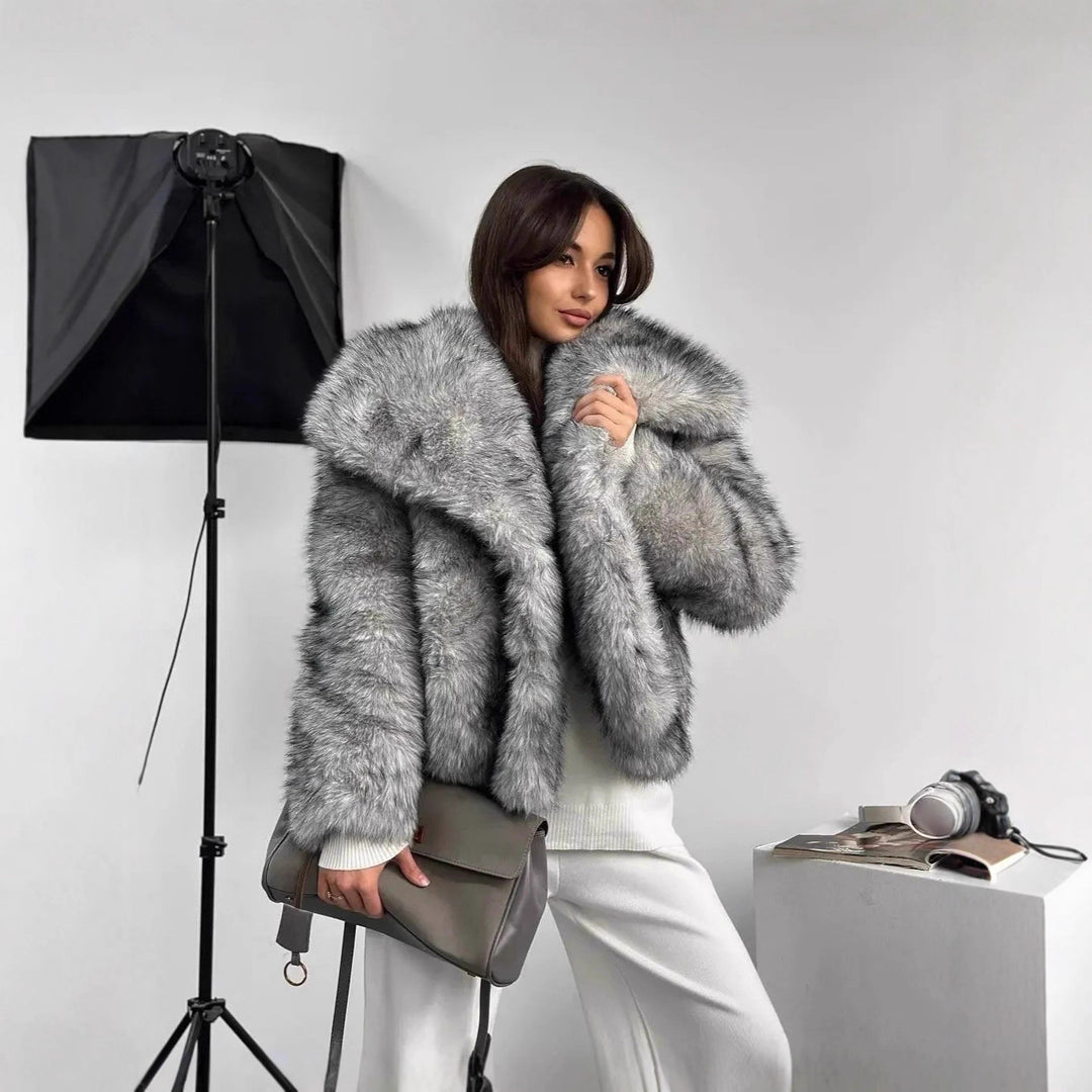 Damen Kurzmantel aus gestreiftem Hochflor-Kunstpelz, Boxy‑Silhouette und breitem Revers Nord Taschen