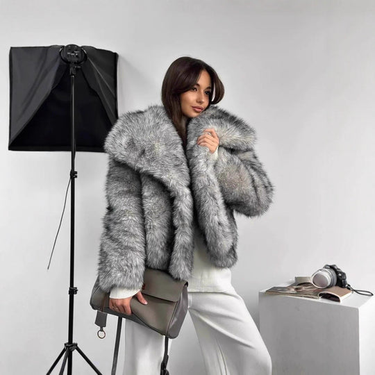 Damen Kurzmantel aus gestreiftem Hochflor-Kunstpelz, Boxy‑Silhouette und breitem Revers Nord Taschen