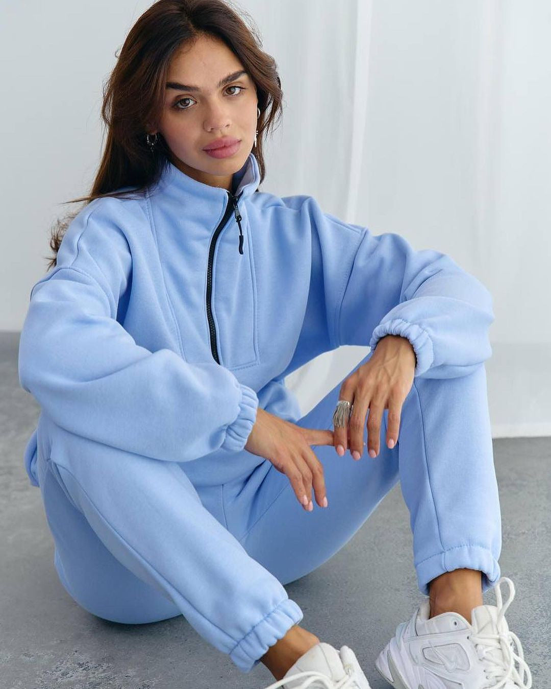 Damen Athleisure-Zweiteiler aus dickem French-Terry mit hohem Stehkragen, halbem Reißverschluss und Tunnelzughose Nord Taschen