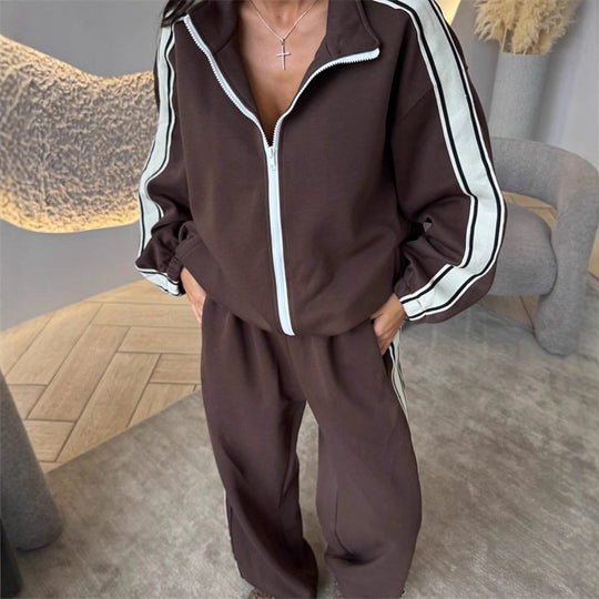 Damen weiches Oversize-Zweiteiler Trainingsset mit Reißverschlussjacke und weiter hochgeschnittener Jogginghose mit Kontraststreifen Nord Taschen