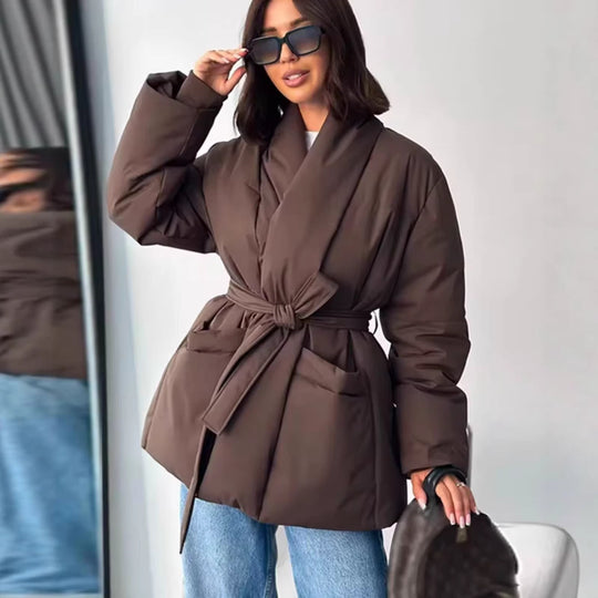 Damen Kurzsteppmantel mit Schalkragen, Taillengürtel und aufgesetzten Taschen Nord Taschen