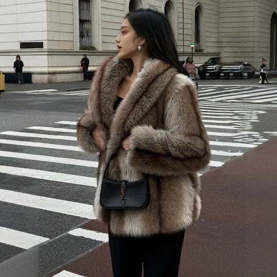 Damen Kurzmantel aus voluminösem Faux-Fur mit weitem Schalkragen Nord Taschen