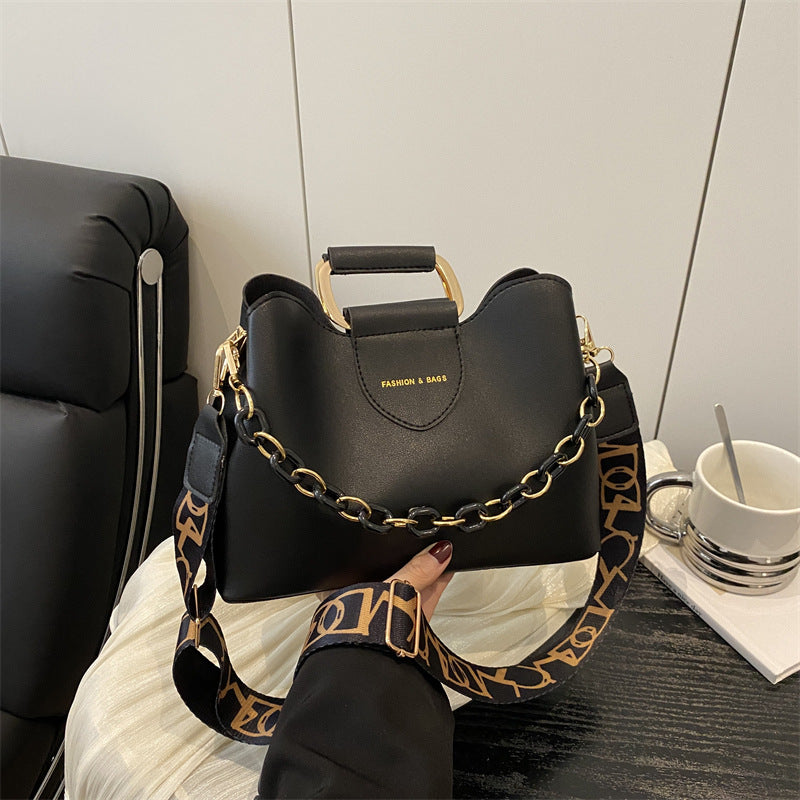 Damen stylische Handtasche mit Kettenakzenten Nord Taschen
