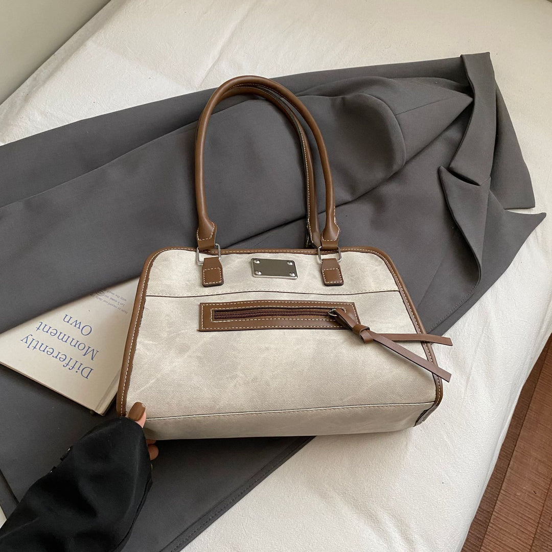 Damen Handtasche mit robustem Stoff und verspieltem Plüschanhänger Nord Taschen
