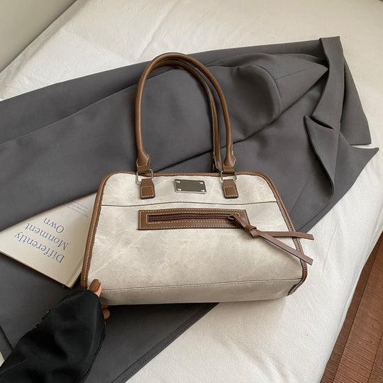 Damen Handtasche mit robustem Stoff und verspieltem Plüschanhänger Nord Taschen