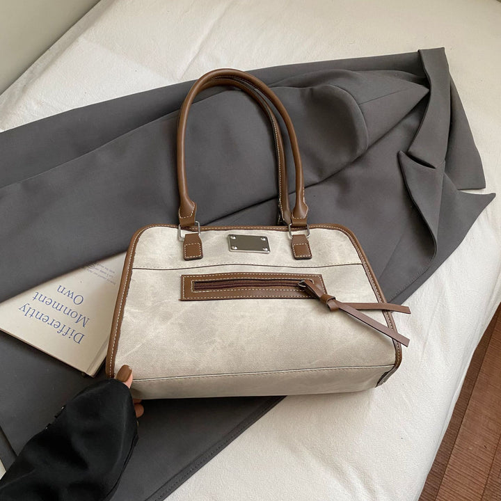 Damen Handtasche mit robustem Stoff und verspieltem Plüschanhänger Nord Taschen