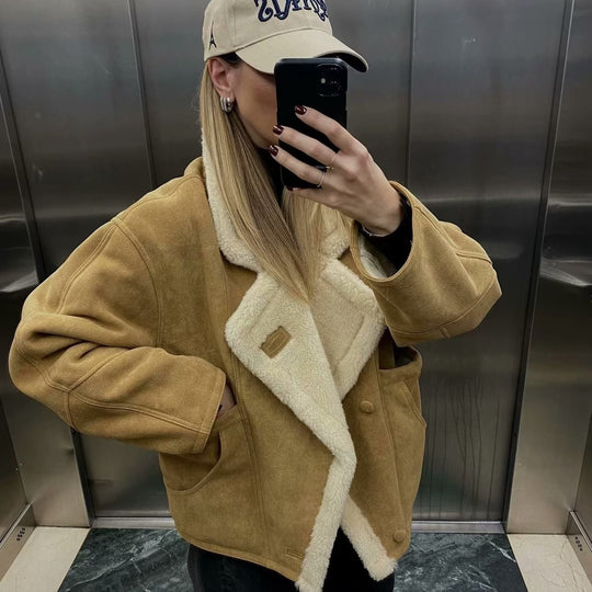 Damen Kurzgeschnittene Fliegerjacke aus Veloursimitat mit Teddyfutter und großem Revers Nord Taschen