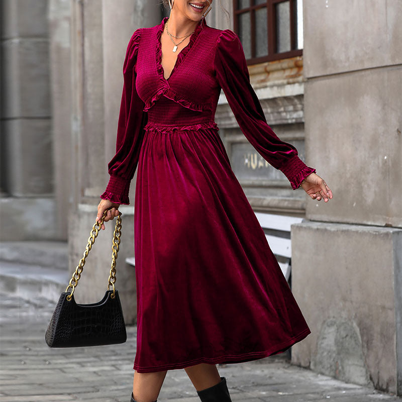Damen Samt-Midikleid mit gerafftem Smock-Oberteil, V‑Ausschnitt und Rüschen Nord Taschen