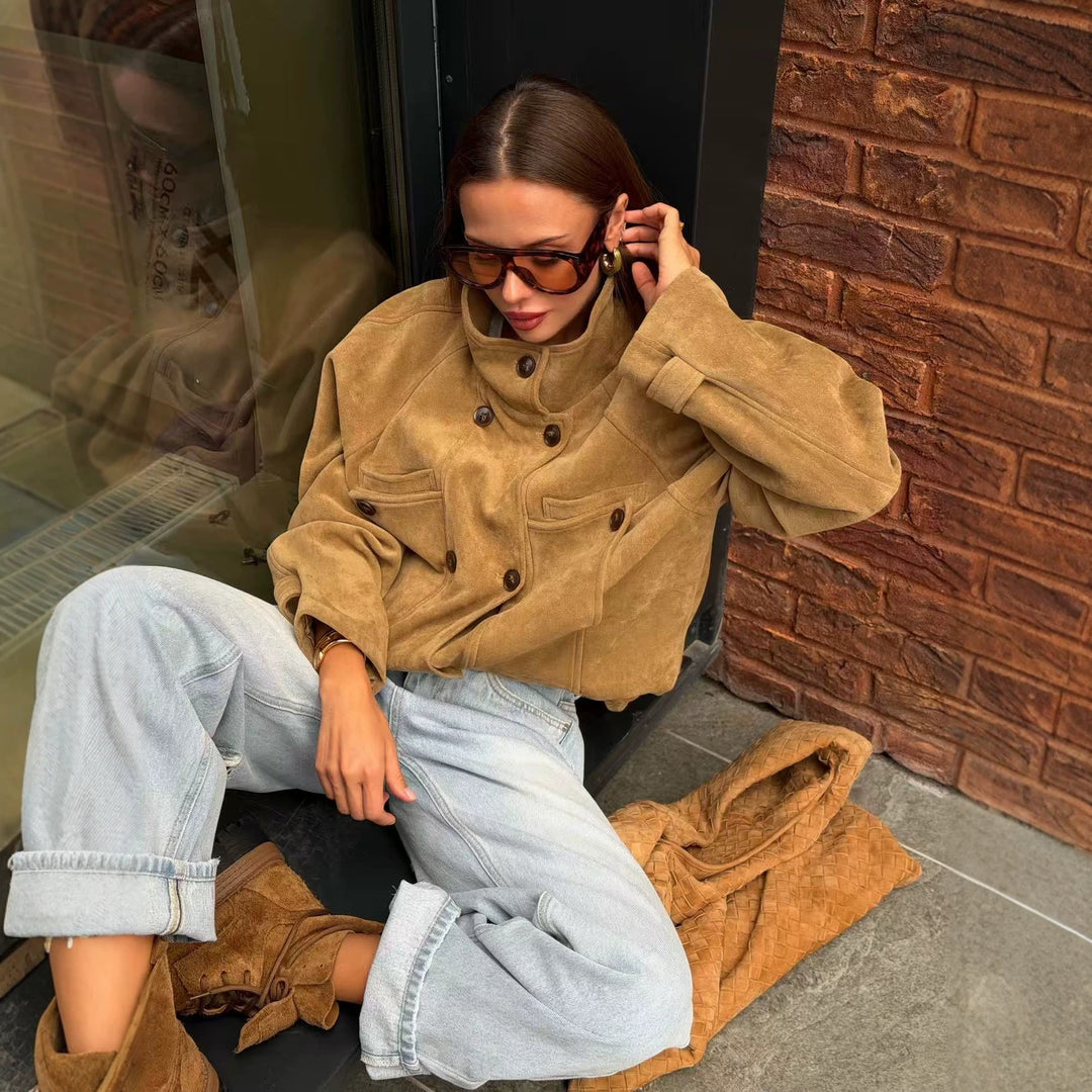 Damen Kurze doppeltreihige Veloursjacke mit Stehkragen, Ballonärmeln und aufgesetzten Taschen Nord Taschen