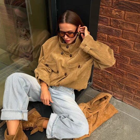 Damen Kurze doppeltreihige Veloursjacke mit Stehkragen, Ballonärmeln und aufgesetzten Taschen Nord Taschen