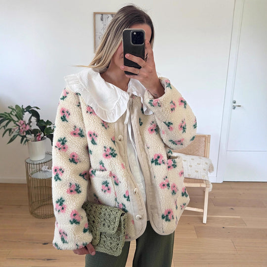 Damen Teddy-Fleecejacke mit Blumendruck, Cordleiste, Pattentaschen und übergroßem Spitzenkragen Nord Taschen