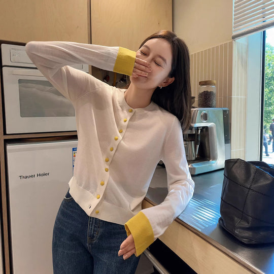 Damen Weicher Feinstrick-Cardigan mit Kontrastknöpfen und Daumenlochbündchen Nord Taschen