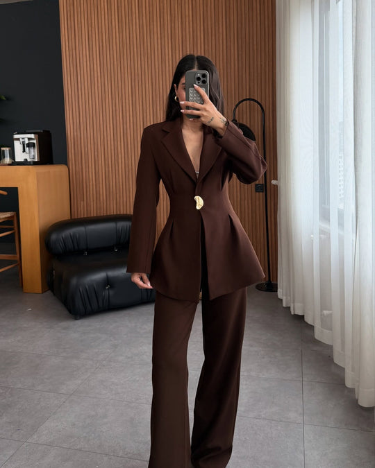 Damen Taillierter Longblazer mit goldener Statement-Schnalle Nord Taschen