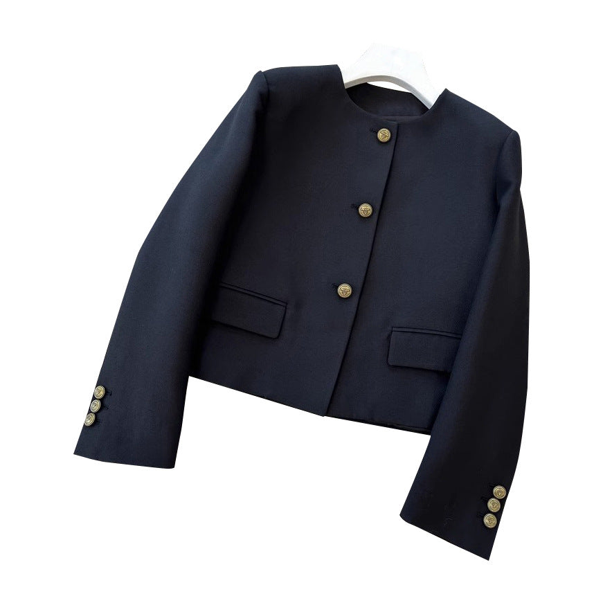 Damen Kragenlose taillierte Kurzjacke mit goldenen Zierknöpfen und Pattentaschen Nord Taschen