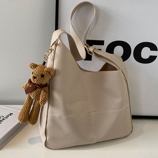 Damen Hobo-Tasche aus hochwertigem Kunstleder mit verspieltem Bärenanhänger Nord Taschen