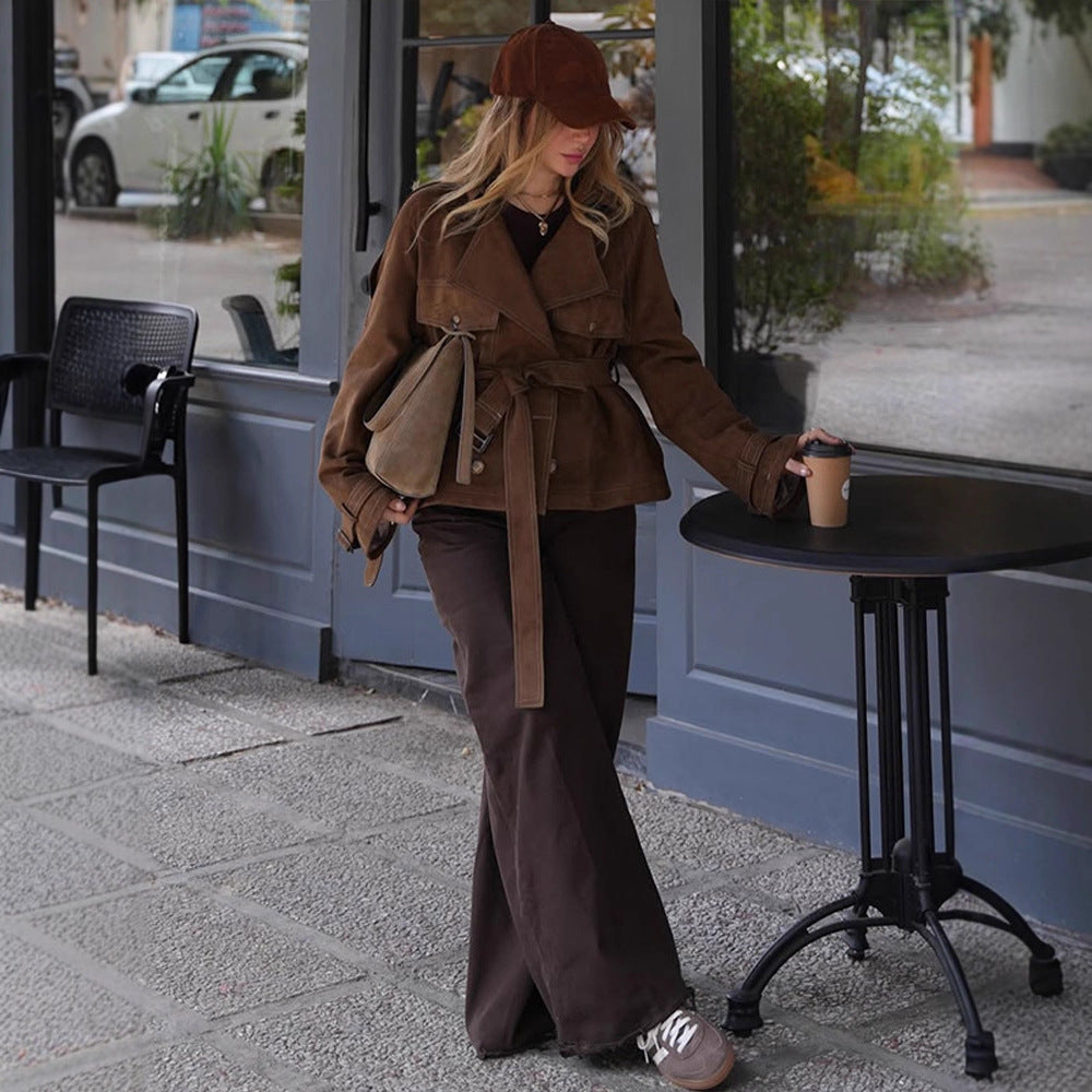 Damen Kurz geschnittener Veloursleder‑Trenchjacke mit Taillengürtel und verstellbaren Manschetten Nord Taschen