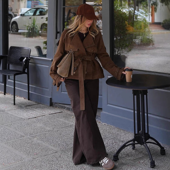Damen Kurz geschnittener Veloursleder‑Trenchjacke mit Taillengürtel und verstellbaren Manschetten Nord Taschen